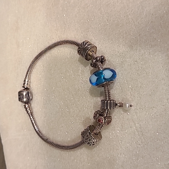 Pandoa bracelet and charms - Picture 1 of 2
